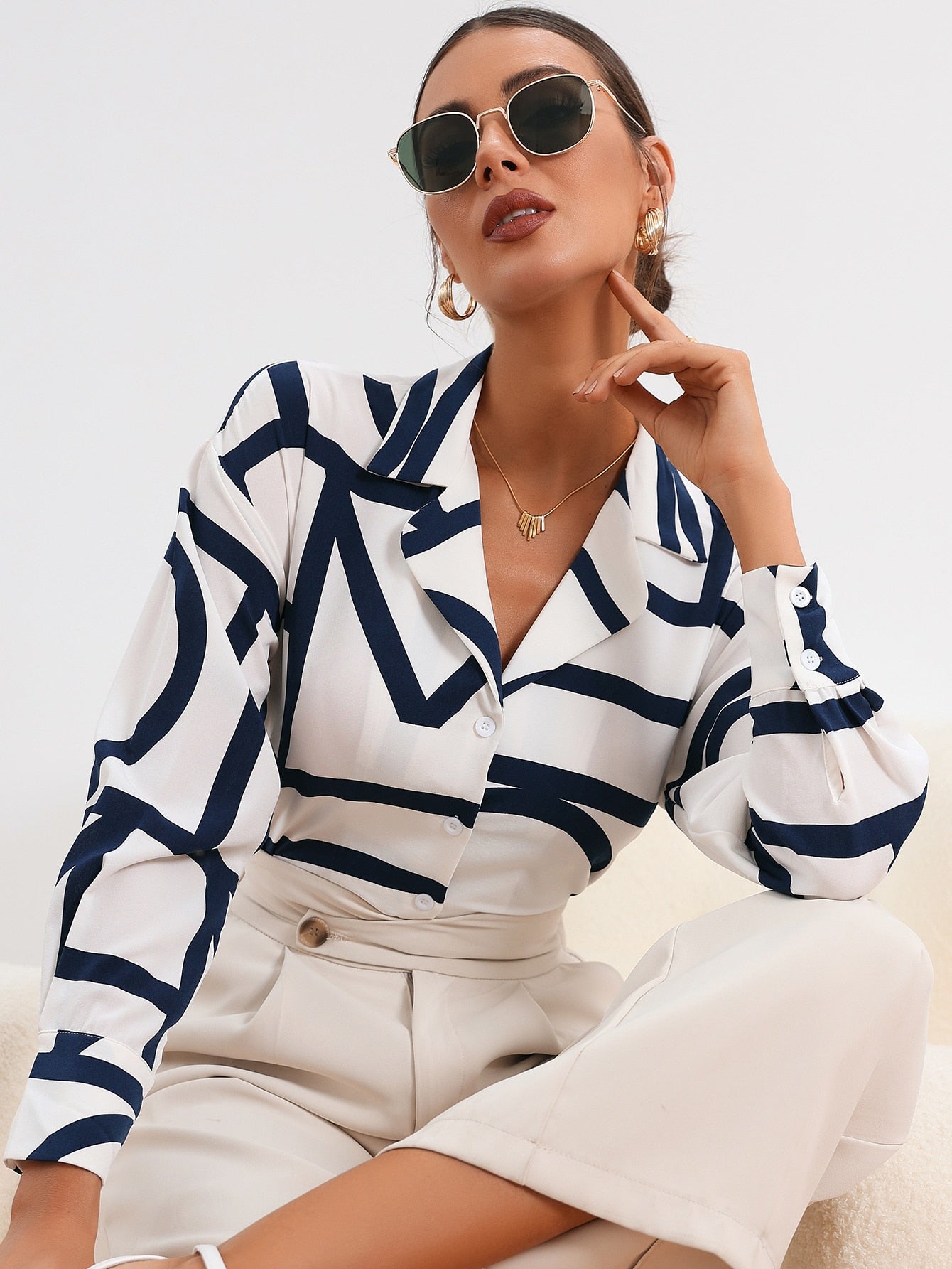 Blusa feminina estampa geográfica e botões frontais - Elfmaeve
