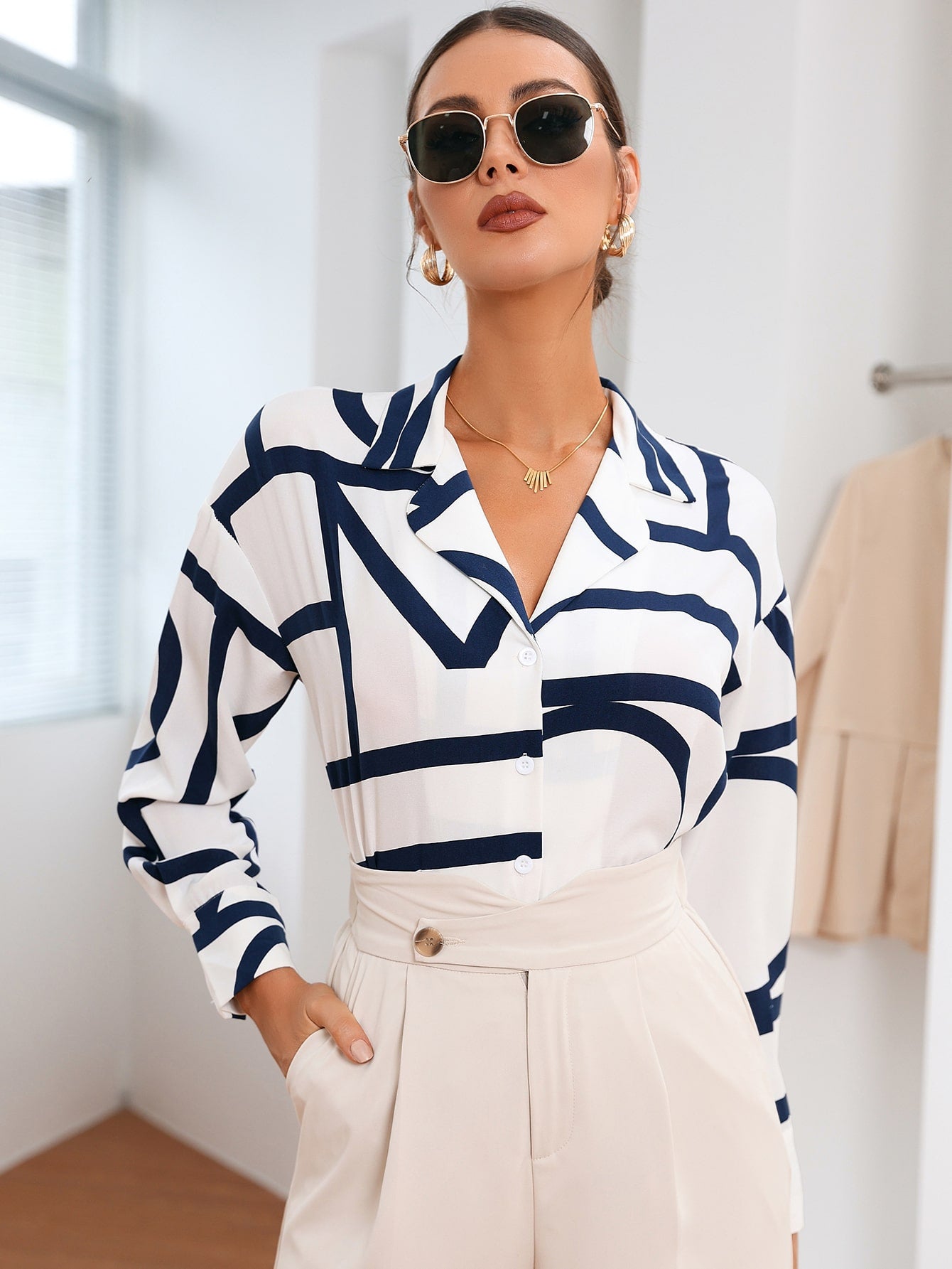 Blusa feminina estampa geográfica e botões frontais - Elfmaeve