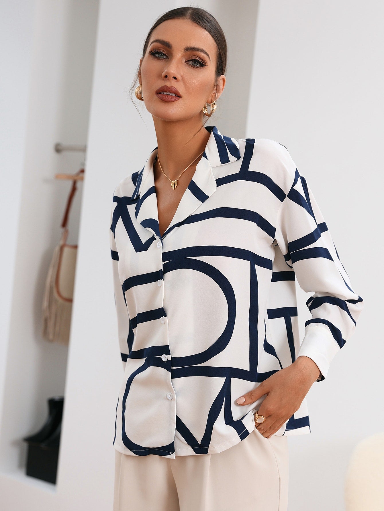 Blusa feminina estampa geográfica e botões frontais - Elfmaeve
