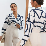 Blusa feminina estampa geográfica e botões frontais - Elfmaeve