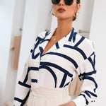 Blusa feminina estampa geográfica e botões frontais - Elfmaeve