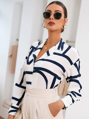 Blusa feminina estampa geográfica e botões frontais - Elfmaeve