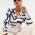 Blusa feminina estampa geográfica e botões frontais - Elfmaeve