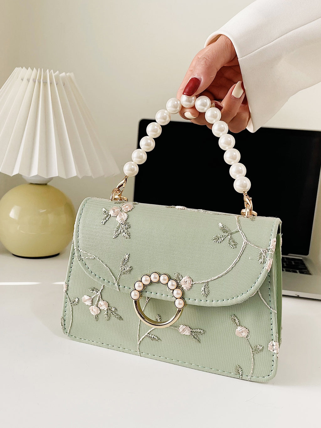 Bolsa feminina de corrente com pérolas e bordado floral - Elfmaeve