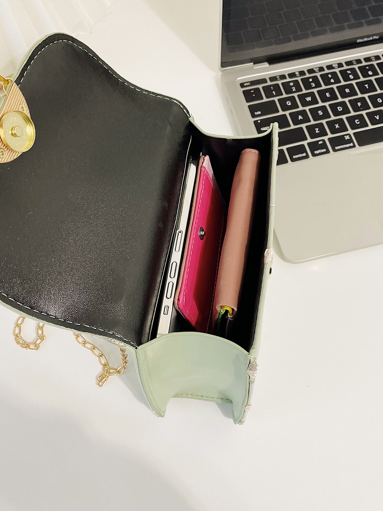 Bolsa feminina de corrente com pérolas e bordado floral - Elfmaeve